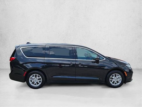 Used 2023 Chrysler Pacifica Touring-L FWD image 4