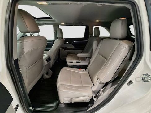 Used 2019 Toyota Highlander Limited w/ Carpet Mat Package (TMS) AWD/4WD image 22
