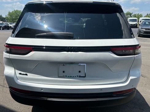 Used 2023 Jeep Grand Cherokee Altitude AWD/4WD image 5