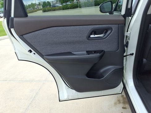 Used 2023 Nissan Rogue SV FWD image 14