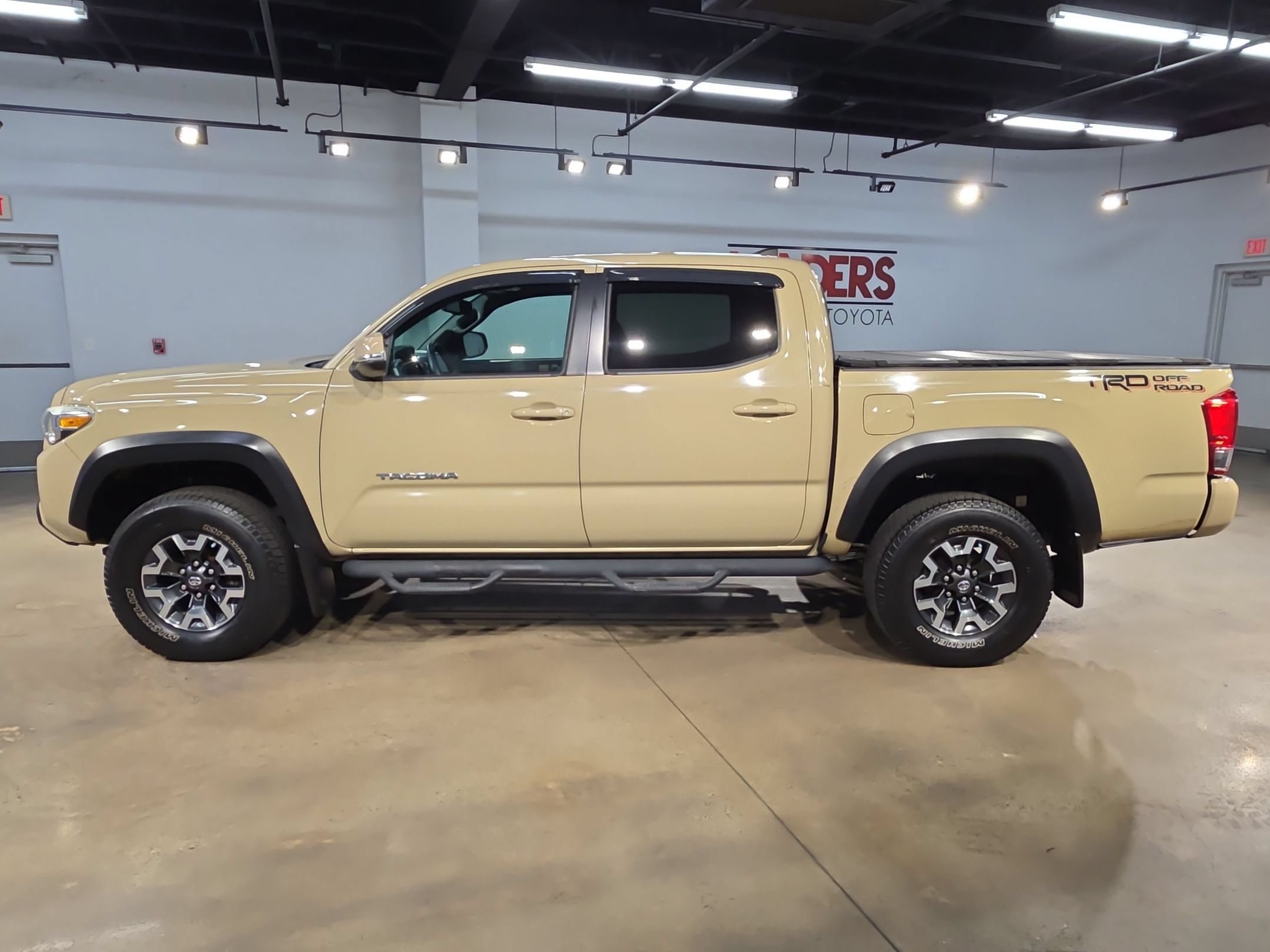 Used 2016 Toyota Tacoma TRD Off-Road w/ Premium & Technology Package RWD image 4