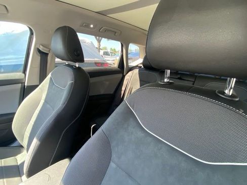 Used 2023 Volkswagen Taos SE w/ Panoramic Sunroof Package image 6