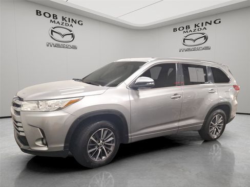 Used 2018 Toyota Highlander XLE FWD image 1