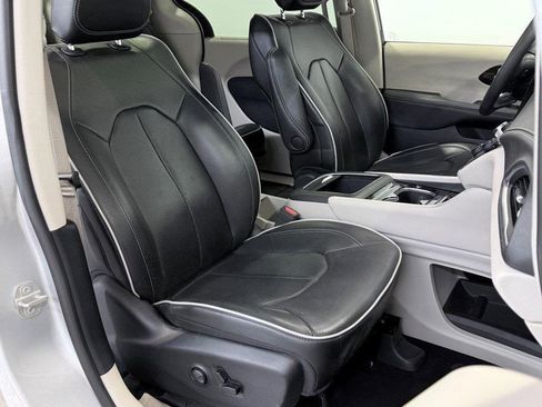 Used 2024 Chrysler Pacifica Limited image 12