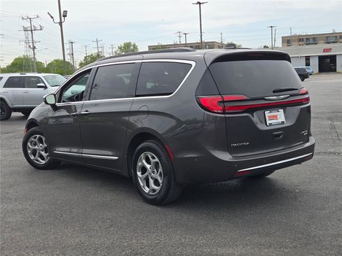 Used 2023 Chrysler Pacifica Limited w/ Uconnect Theater Family Group AWD/4WD image 19