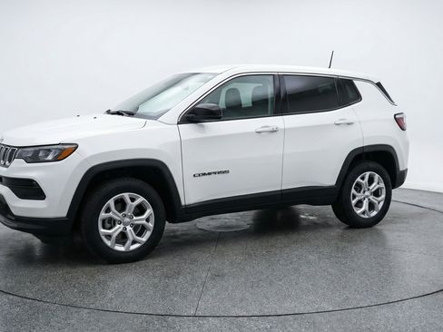Used 2025 Jeep Compass Latitude AWD/4WD image 3