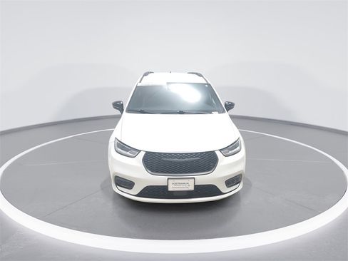 Used 2024 Chrysler Pacifica Touring-L w/ S Appearance Package image 2