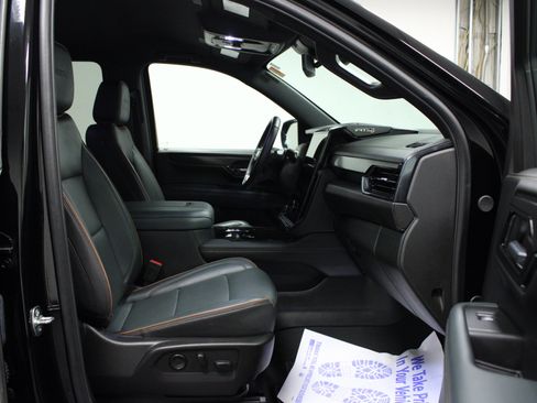 Used 2025 GMC Yukon XL AT4 AWD/4WD image 17