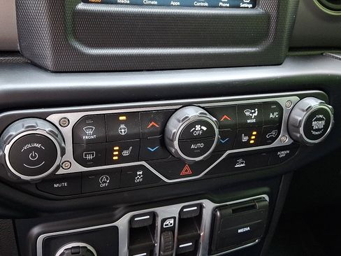Used 2023 Jeep Gladiator Sport AWD/4WD image 16
