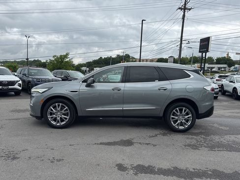 Used 2023 Buick Enclave Essence AWD/4WD image 4