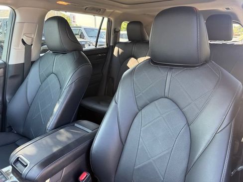 Used 2024 Toyota Highlander Platinum FWD image 14