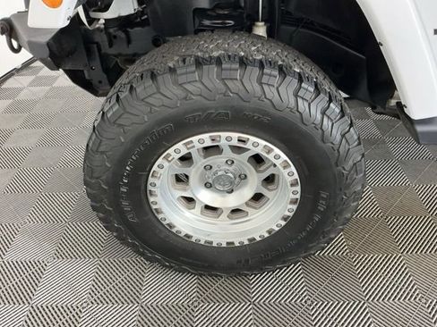 Used 2017 Jeep Wrangler Unlimited Sahara w/ Connectivity Group image 26