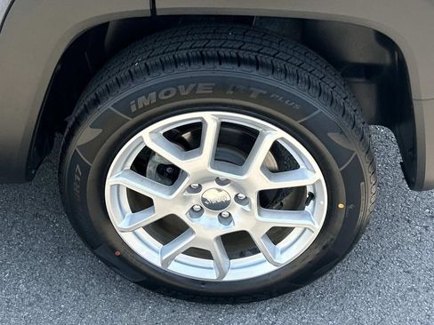Used 2023 Jeep Renegade Latitude AWD/4WD image 14
