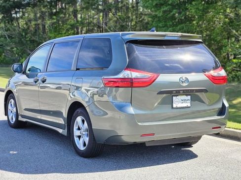 Used 2020 Toyota Sienna L image 6