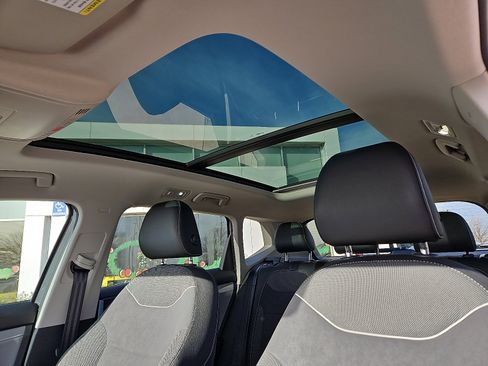 Certified 2024 Volkswagen Taos SE image 12