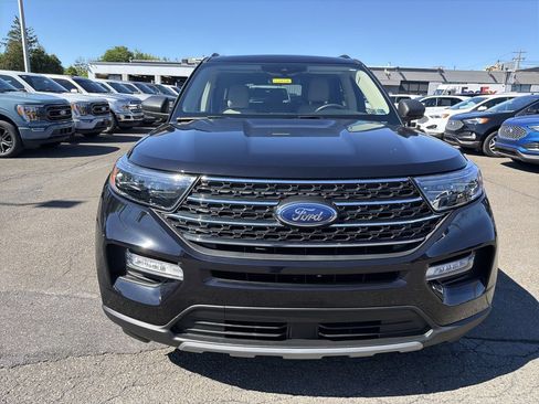 Used 2023 Ford Explorer XLT w/ Equipment Group 202A AWD/4WD image 8