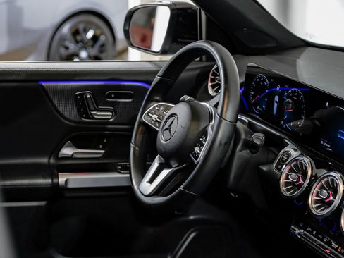 Used 2023 Mercedes-Benz GLB 250 4MATIC w/ Premium Package image 18