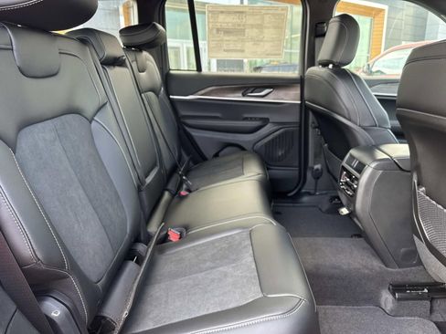 New 2026 Jeep Grand Cherokee Altitude image 9