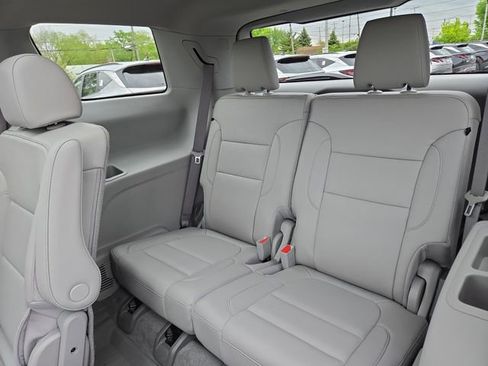 Used 2023 GMC Acadia SLT w/ Preferred Package FWD image 32