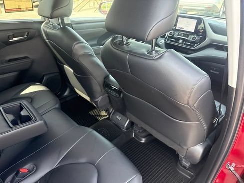 Used 2023 Toyota Highlander XLE FWD image 17