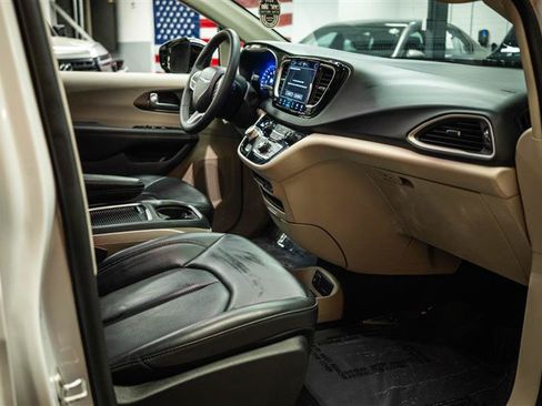 Used 2024 Chrysler Pacifica Touring-L FWD image 13