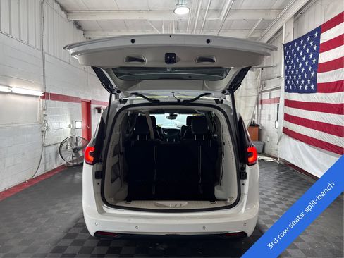 Used 2023 Chrysler Pacifica Touring-L FWD image 12