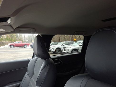 Used 2025 Mitsubishi Outlander SE image 24