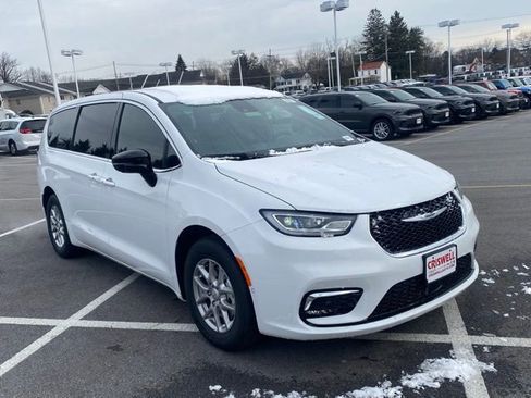 New 2026 Chrysler Pacifica Select image 2