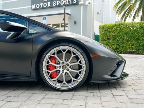 Used 2022 Lamborghini Huracan EVO RWD image 34