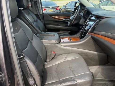 Used 2018 Cadillac Escalade ESV Premium Luxury AWD/4WD image 34