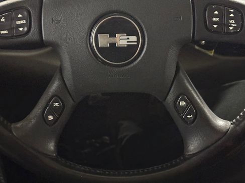 Used 2004 HUMMER H2 w/ Preferred Equipment Group AWD/4WD image 32