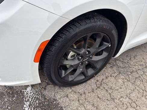 Used 2025 Chrysler Pacifica Limited image 23