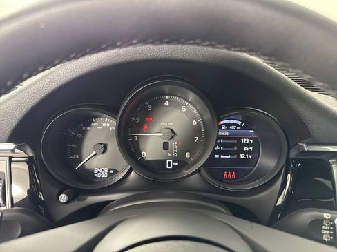 Certified 2025 Porsche Macan AWD/4WD image 37