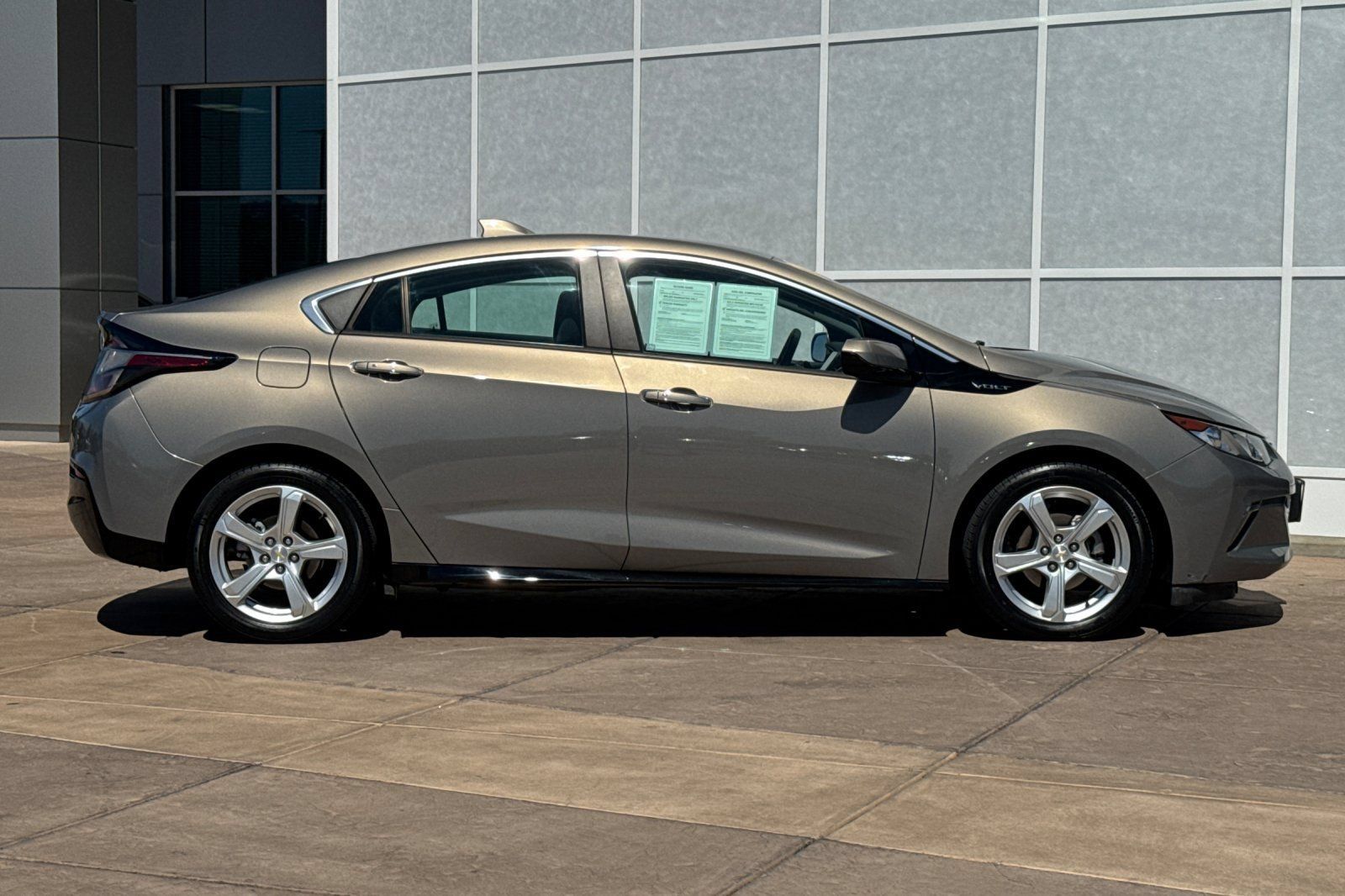 Used 2017 Chevrolet Volt LT w/ Comfort Package FWD image 3