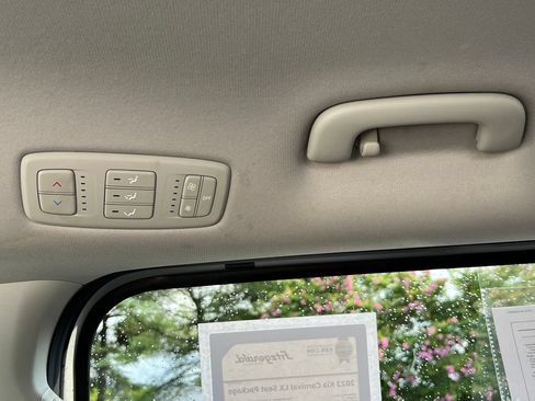 Used 2023 Kia Carnival LX FWD image 16