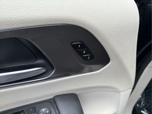 Used 2024 Chrysler Pacifica Limited FWD image 22