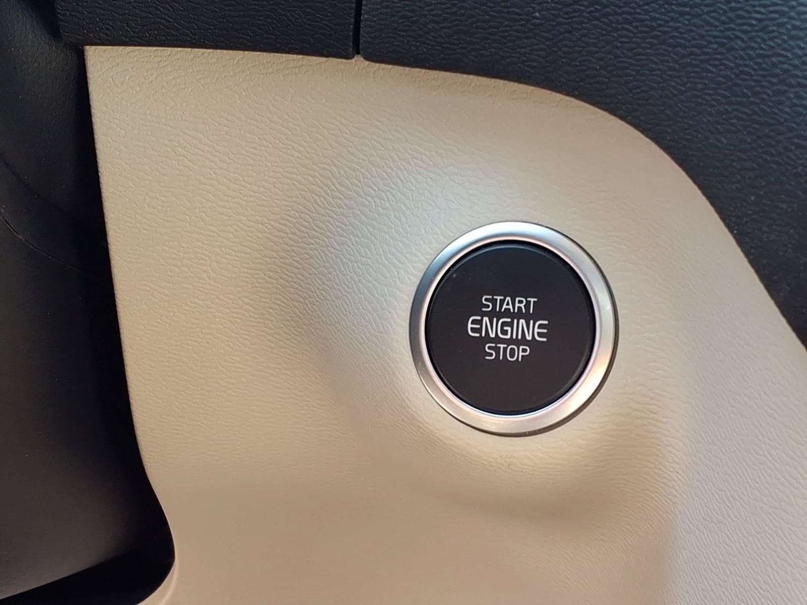 Used 2024 Volvo XC40 B5 Plus AWD/4WD image 27