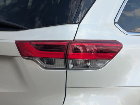 Used 2017 Toyota Highlander XLE AWD/4WD image 17
