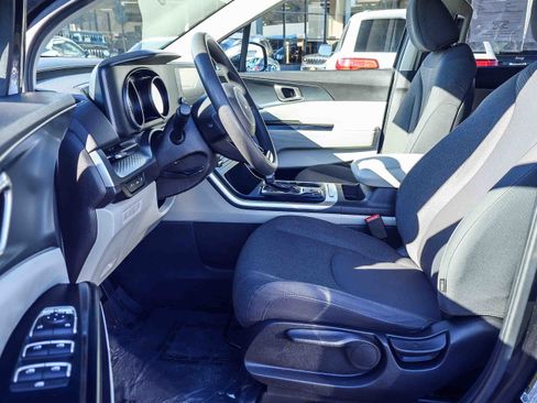 Used 2024 Kia Carnival LX image 2