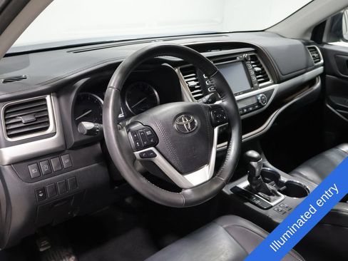Used 2019 Toyota Highlander XLE w/ Highlander SE Package AWD/4WD image 16