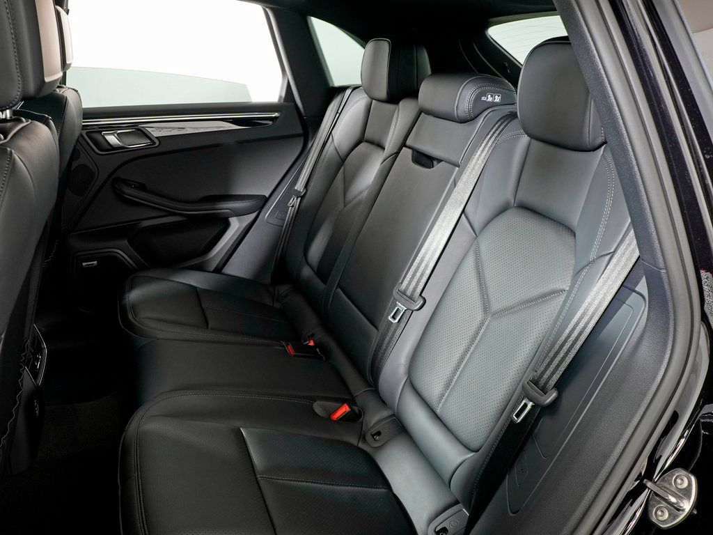 Certified 2026 Porsche Macan S AWD/4WD image 32