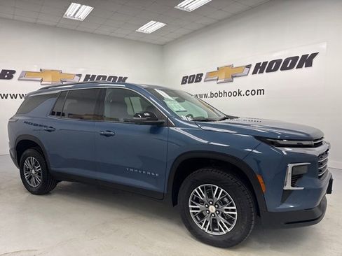 Used 2024 Chevrolet Traverse LT w/ Trailering Package image 3