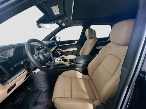 Certified 2026 Porsche Cayenne AWD/4WD image 5