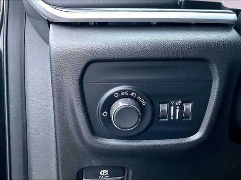 Used 2023 Jeep Grand Cherokee L Altitude image 31