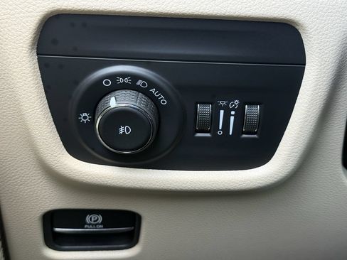 Used 2025 Jeep Grand Cherokee L Limited AWD/4WD image 21