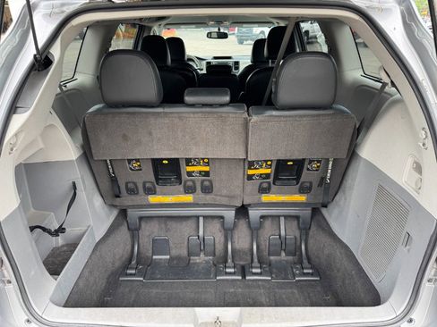 Used 2012 Toyota Sienna SE FWD image 18