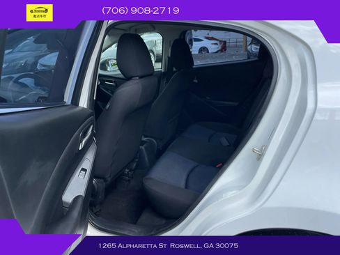 Used 2019 Toyota Yaris L image 10