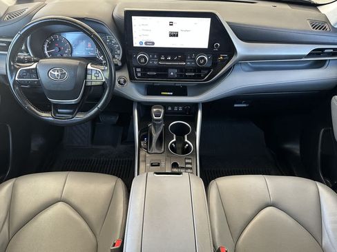 Used 2023 Toyota Highlander XLE FWD image 3