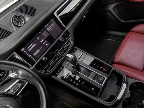 Certified 2023 Porsche Macan AWD/4WD image 32