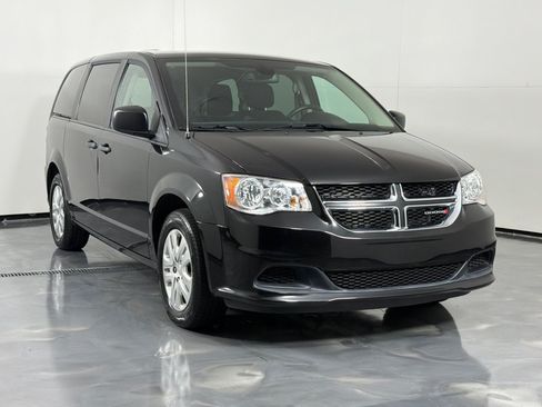 Used 2019 Dodge Grand Caravan SE FWD image 3